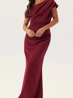 Vinröd långklänning offshoulder - Elegant vinröd långklänning med offshoulder-design och draperad överdel. Klänningen har en smickrande, figurnära passform och är tillverkad i ett mjukt, följsamt material som ger en lyxig känsla. Perfekt för speciella tillfällen så som studentbal eller likande. Den är använd enbart en gång och därav i  mycket gott skick♥️♥️(Nypris ligger på 999) men jag kan gå med på ett pris mellan 600-800 kronor. 