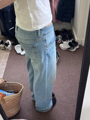 Low Waist Jeans - Helt nya ”Ultra Low Waist Loose Jeans” från Nelly, använda en gång. Märkte att dessa var för stora efter jag tog bort prislappen satt väljer att sälja dom med 25% rabatt. Full pris 699kr!