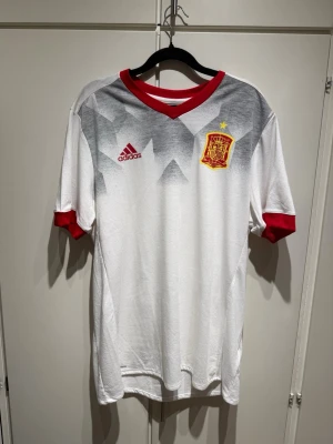 Adidas Spanien fotbolls tröja - Vann den på sneakershyllans live i plock appen men kommer aldrig få användning för den så säljer den istället