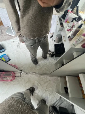 Gråa jeans från Gina Tricot  - Säljer ett par grå jeans med utsvängd passform och låg midja. Jeansen har klassisk femficksdesign. Perfekta för en avslappnad och trendig stil.