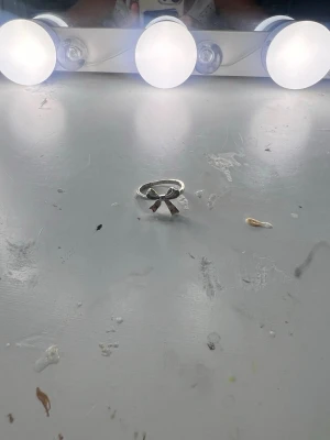 Söt silverring med rosett - En tunn ring i silverfärgad metall med en liten, detaljerad rosett framtill. Ringen har en enkel och stilren design som passar perfekt för dig som gillar söta accessoarer med en personlig touch.