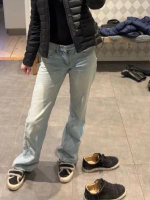 Jeans  - Jättefina low waisted wide leg jeans från Zara i storlek 32
