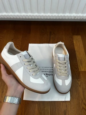 Maison Margiela Gats Vit & Grå 41 - Säljer Dessa Maison Margiela Skor i storlek 41. Priset kan alltid diskuteras.