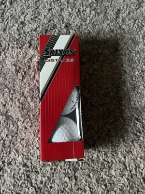 Srixon Distance golfbollar 3-pack - Säljer ett 3-pack Srixon Distance golfbollar i vit färg. Bollarna är nästan helt nya knappt använda och kommer i originalförpackning med röd och vit design. Om du vill ha bra längd på dina golfslag skulle jag rekommendera starkt!