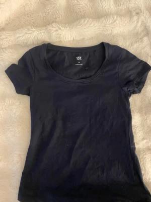 Mörkblå basic t-shirt - En basic mörkblå t-shirt med rund halsringning och korta ärmar. Vill få bort den så är öppen för nästan alla prisförslag! 🥰har inte använt den någon gång, har bara testat den
