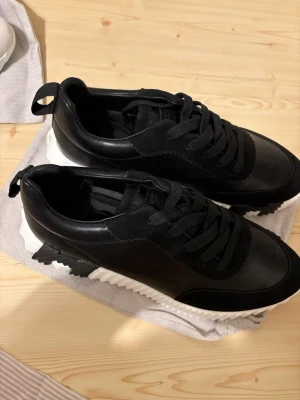 Sneakers  - Helt nya och oanvända sneakers storlek 44 inget fel på de! 