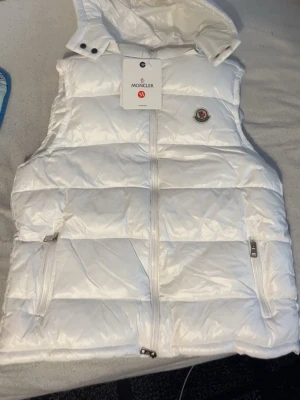 Vit moncler väst med NFC-scan - Fet vit moncler väst som passar perfekt till sommaren och hösten