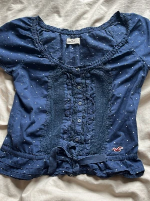 Mörkblå blus med spets - Topp från Hollister i strl S!!