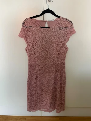 Rosa/nude klänning - Rosa/nude spetsklänning från Only i strl 36. Använd en gång 