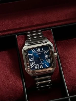 Seiko Santos mod  - Seiko Santos Mod  Klockan är monterad lokal i Kalmar och är redo för att postas omgående, en sjukt fin klocka som bör ses i person för att kunna uppskatta kvalite. En riktigt blickfångare.   - Urtavla och länk (rostfritt stål)  - Rörelse: Automatic NH35  - Box + resväska tillkommer vid köp  - verktyg för att justera länk