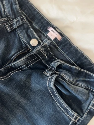 Low waist jeans från Gina tricot - Jeans från Gina Young i storlek 170 cm model y sparkle low flare jeans. Dom är använda 1 gång, säljer då dom inte passa. Pris kan diskuteras ❤️Original pris: 399 kr.