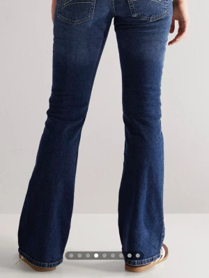 Jeans från junkyard  - Fina bootcut jeans från junkyard. Storlek S. Används många gånger men inget som syns förutom på båda inre låren där jag jag har strykt på laglappar. Skriv för fler bilder💞
