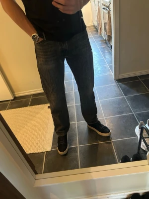 Levis 551z 32/34 - Snygga svarta jeans från Levis. Är 188cm för referens till bilderna. 32/34 och är riktigt bekväma. Nyskick