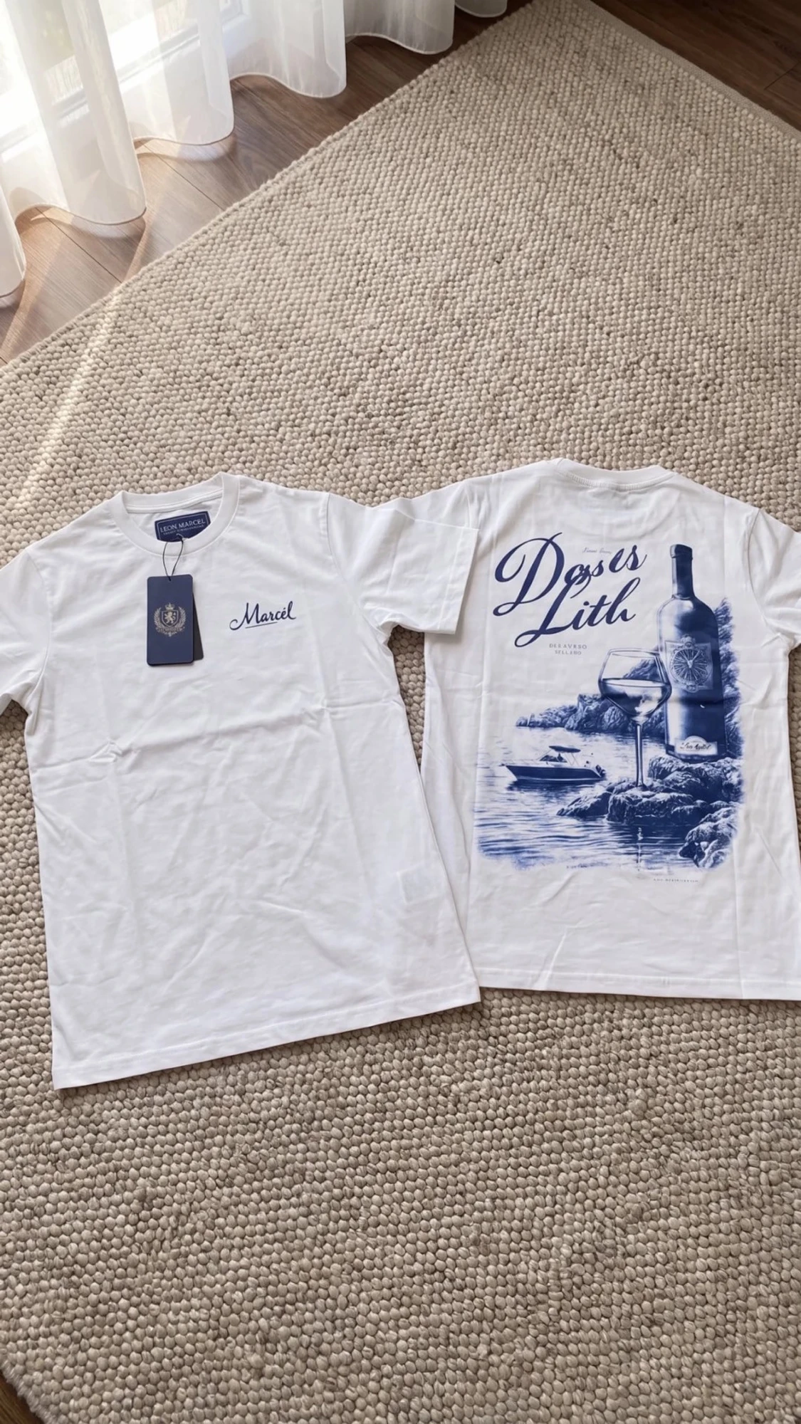 Vit t-shirt med blått tryck
