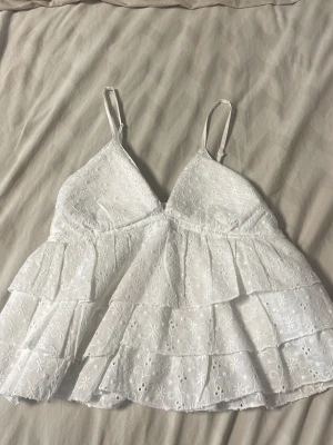 Vitt topp från New Yorker  - Gullig topp från New Yorker aldrig använt så helt ny. Den har inbyggd bh. 