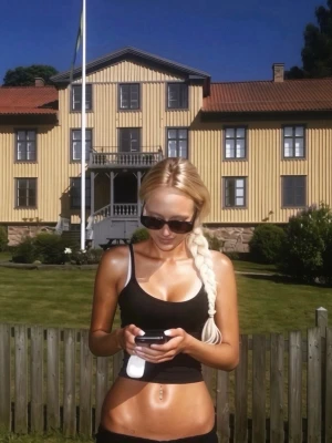 Svart linne med öppen rygg - Jätte snyggt svart linne med öppen rygg! Säljer då jag råkade köpa två likadana😅 