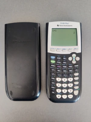 Texas Instruments TI-84 Plus miniräknare / grafräknare  - En svart grafritande miniräknare från Texas Instruments, modell TI-84 Plus. Den har en stor display, många funktionsknappar och medföljer skyddsfodral i plast. Perfekt för matte, fysik och programmering. Säljs med tillhörande batterier.