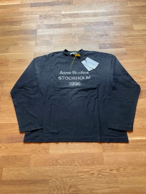 Acne Studios Longsleeve  - Säljer en Acne Studios Longsleeve med det klassiska "Acne Studios STOCKHOLM 1996" trycket på bröstet. Storlek: Small men passar aven medium. Matt- Langd: 68 cm. Axel till axel: 56 cm. Armhåla till armhåla: 56.5 cm. Helt ny! Skickas inom 24 timmar. Skriv vid funderingar!
