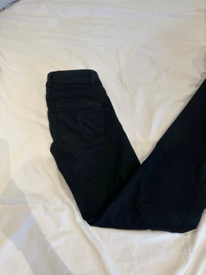 Nelly Jeans - Svarta Nelly Jeans i storlek 32💗 som nya, ändrat använda 2 gånger så de är helt svarta utan missfärgning. 