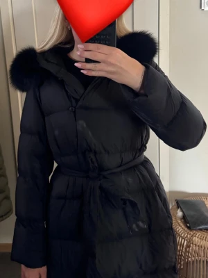 Päls jacka fur Stockholm  - Säljer min svarta långa päls jacka från fur Stockholm. (Det är spegeln som är smutsig på första bilden inte jackan). Den är i storlek S och har inga hål eller andra defekter. Tvättas självklart innan den skickas. För mer frågor eller bilder skriv privat
