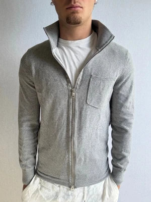 Marco Polo kofta XS - Detta är en kofta från Marco Polo storlek S, men sitter mer som XS med normal passform. Plagget är i bra skick utan några defekter. Hör av dig vid intresse eller frågor, vi hörs!