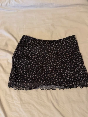 Mini kjol - Jätte söt mina kjol, säljer då den är för lite för mig, aldrig använd 💞