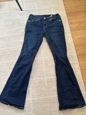 Mörkblå True religion  bootcut jeans  - Säljer ett par mörkblå True religion jeans i passformen Joey mod Rise flare. Har använt 2 gånger. 