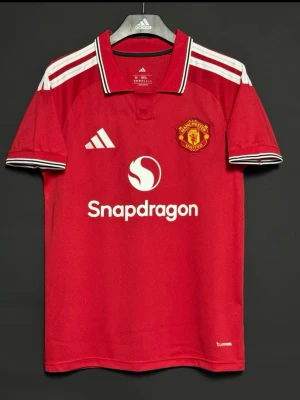 Manchester United 26/27 Fotbollströja - Helt nya officiela 2026 och 2027 Premier League säsongs fotbollströja för Manchester United!  💥 YANITED 💥       (Skriv/Ge bud innan ni köper, har den uppe på andra hemsidor också. Kan vara såld)