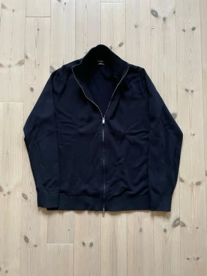 Ziptröja från Massimo Dutti - Stilren ziptröja från Massimo Dutti i 100% bomull. Tröjan är i bra skick och har inga defekter. Använts väldigt lite. 
