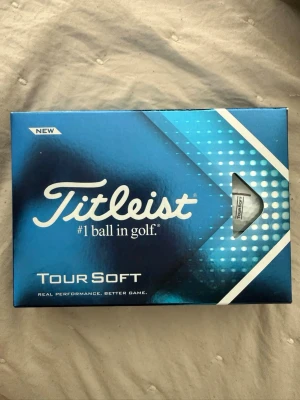 Titleist tour soft golfbollpaket - Säljer detta oanvända golfpaket. Paketet innehåller 12 st bollar med de populära titleist tour soft bollarna. Nypris 449 mitt pris 280.  Bara att höra av sig vid intresse!