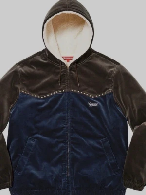 Supreme studded velvet work jacket fw 21 - Supreme teddyjacka med brun ovandel och ärmar i sammet, blå nederdel och huva fodrad med mjuk teddy. Jackan har dragkedja, snörning i huvan och silverfärgade nitar längs bröstet. Broderad Supreme-logga på bröstet. STEAL NYPRIS ÖVER 5k