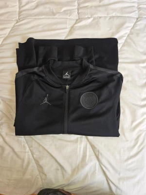 Fin svart helzip nike/psg - Mycket gott skick, använd nångång. Orginal, storlek S