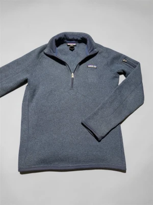 Patagonia halfzip  - Hej, säljer min patagonia halfzip då den inte passar längre. Är extremt snygg och ändå bra skick ända är de vid patagonia märket som syns på bilden. Strl s 