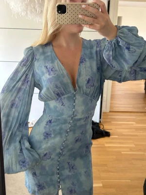 Adoore Klänning - Superfin klänning från adoore, endast använd vid ett tillfälle så den är precis som ny! Storlek 36/S men passar även 34/XS. Pris går att diskutera.