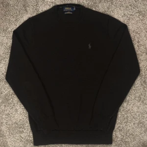 Ralph Lauren Pullover - Säljer min snygga Polo Ralph Lauren, Long sleeve Merinoull stickad tröja. Den är i 100% Ull, väldigt mjuk och skön. Mycket bra skick. Nypris ligger på 2200 kr