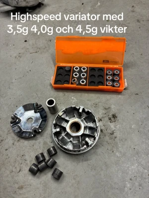 Highspeed variator med vikter - Säljer en Polini highspeed variator till moped eller scooter, komplett med vikter i 3,5g, 4,0g och 4,5g. Variatorn är i metall och kommer med en orange förvaringslåda för vikterna. Perfekt för dig som vill justera prestandan på din moped.