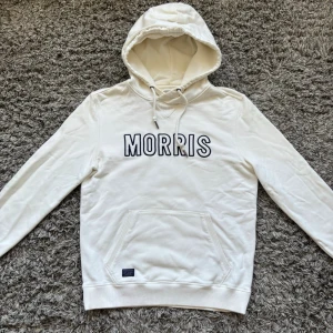 Morris hoodie - Säljer denna rikigt feta Morris hoodien!⭐️ Storlek : S!🤝Skick : 9,5/10!👍Hör gärna av er om ni har funderingar!🙌