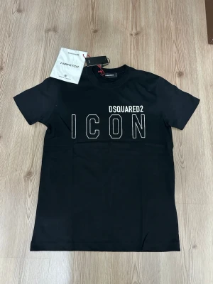 Svart DSQUARED2 ICON t-shirt - Mått kan skickas vid intresse! Öppen för frågor och byten! 