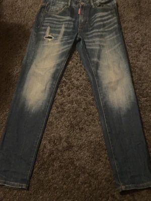 Blå Dsquared Jeans - Använd fåtal gånger. Storlek 32 med normal passform, skriv för mer info!