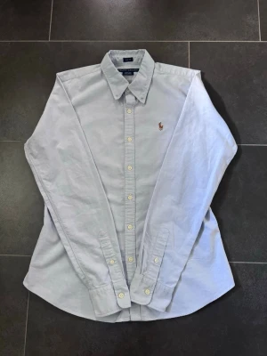 Polo Ralph Lauren skjorta - Ljusblå skjorta från Polo Ralph Lauren. Storlek S. Nypris ligger runt 1499-1800 ungefär.