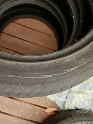 Svart bildäck 235/45 ZR 17 - Säljer ett svart bildäck med dimensionen 235/45 ZR 17. Däcket har sportig design och tydliga mönster i gummit. Perfekt för dig som behöver ett extra däck till bilen eller vill byta ut ett slitet. Hämtas i Skene. Se bild märke.