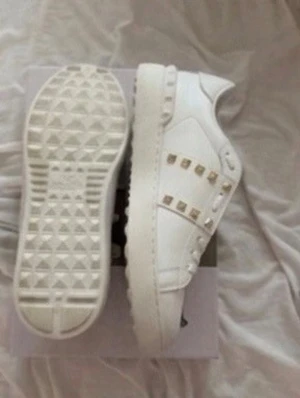 Valentino Garavani Rockstud - Säljer ett par feta rockstuds i helvit med gulda nittar i storlek 38 kan dock passa vissa i 39. Dessa passar skitbra året om men speciellt nu inför sommarn nypris ligger runt 6000kr säljer för 2099kr, pris aldrig satt i sten så kom jätte gärna med bud och vid snabbaffär kan pris diskuteras :)