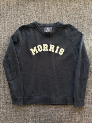 Morris tröja  - Sjukt eftertraktad Morris tröja ~ vintage modell | st M | färg marinblå | klassisk passform | perfekt vintage piece | OBS kan gå ner lite i pris vid snabb affär! 🏄