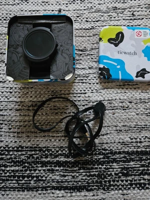 Fin smartklocka med Touch (oanvänt)  ny pris 3500 - Fin smartklocka med Touch  Bra batteritid. Finns Wifi.  Vattentät.  Laddare följer med  Finns olika funktioner.  Ta mot samtal eller sms.  Passar till alla smartphone.  Det går bytas ut band. Kan ändra olika storleka Fin Förvaringask följer med  Ny pris 3500