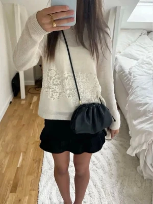 INTRESSEKOLL Eftertraktad zara tröja med spets - Eftertraktad tröja från zara. Skriv vid intresse och vad du hade kunnat köpa den för