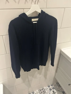 Kashmir Hoodie Sayless - Marinblå Kashmir hoodie från Sayless Storlek: S Nypris: 1000 SEK Skick: bra skick, dock lite nopprig och några små fläckar på framsidan som knappt syns, som du ser på bilderna är det väldigt svårt att de dom. Skickas inom 24h😁