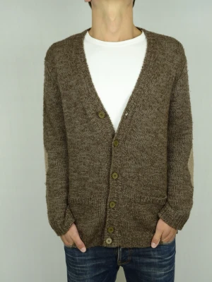Dondup stickad cardigan  - DONDUP STICKAD CARDIGAN Storlek : L Passform : Normal Användning : Tröjan är i ett väldigt fint skick utan defekter Nypris : Cirka 2500SEK Modellen på bilden : 182CM och väger 73KG