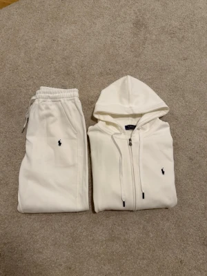 Ralph Lauren tracksuit - Säljer en fräsch Ralph Lauren tracksuit till ett superbra pris, använd ett fåtal gånger och är i mycket bra skick! Storlek S! Priser kan sänkas vid snabb affär !
