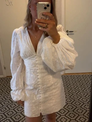 Vit klänning från Adoore - Inga skador eller liknande på klänningen. Endast använd en gång och då är som ny!