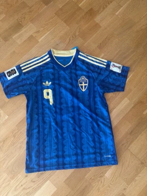 Sveriges VM bortatröja 2026  - Säljer en Sveriges VM bortatröja med Isak #9 i storlek M. Tröjan är i nytt skick.  Rekommenderar storlek M till dig som vanligtvis har S, då tröjorna är små i storlekarna. Ta gärna en storlek större än vanligt på grund av att tröjan är liten i storleken.  Först till kvarn!